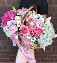 Цветочная композиция из Розы, Хризантемы, Пионы и Лизиантусы в корзине в Гришенки